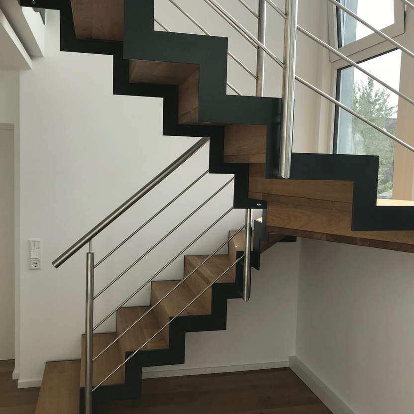 Treppe aus Holz mit Eisengeländer