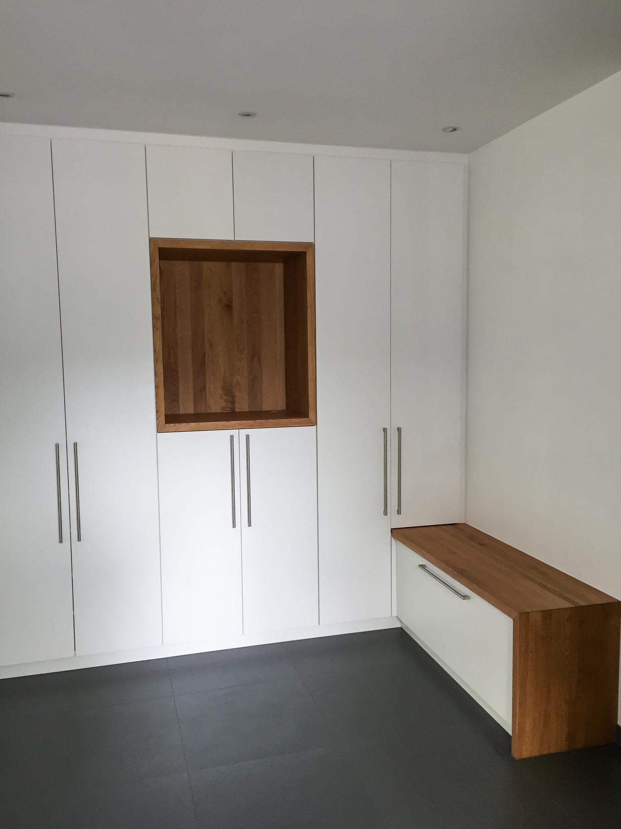 Weißer Einbauschrank nach Maß Weißer Einbauschrank nach Maß mit Holzeinlassung