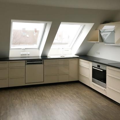 Einbauküche nach Maß unter Dachschräge
