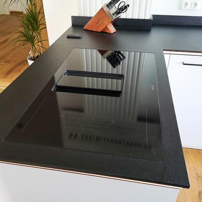 Eingelassenes Ceranfeld in dunkler Arbeitsfläche