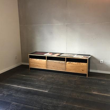 Lowboard aus hellem Holz