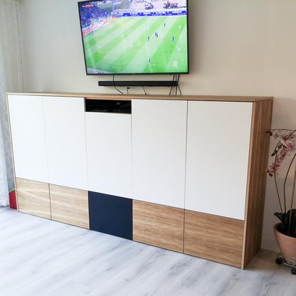 Sideboard nach Maß mit weißen und Holzfronten