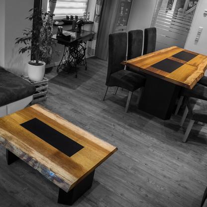 Zwei passende Holztische mit schwarzem Mittelstreifen, umgeben von Samtmöbeln.