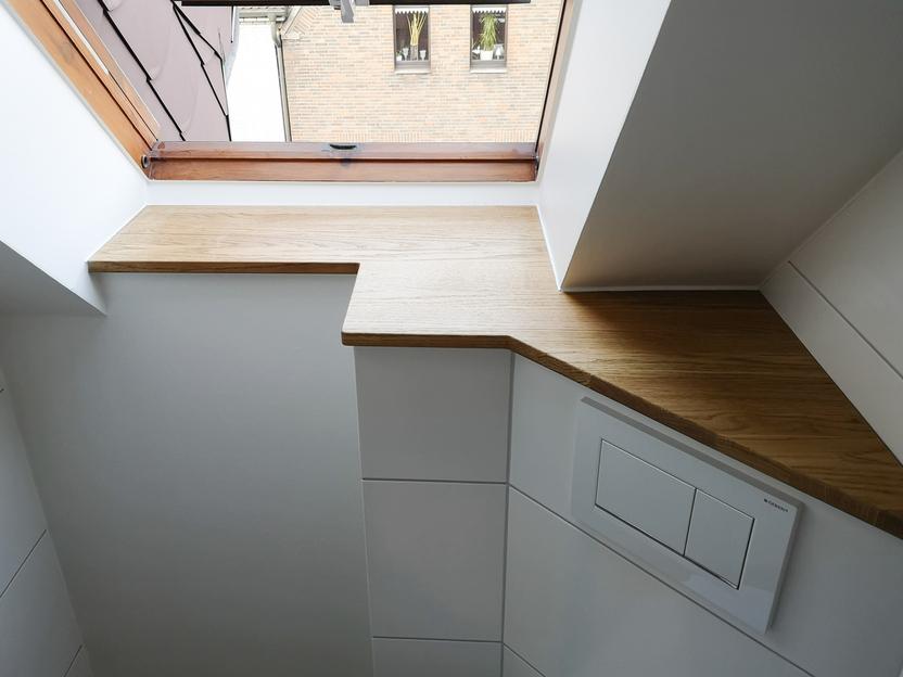 Einbauschrank unter Dachschräge Einbauschrank unter Dachschräge mit weißen Fronten und heller Holzfläche