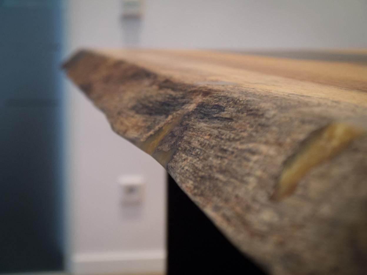 Tischplatte aus braunem Holz