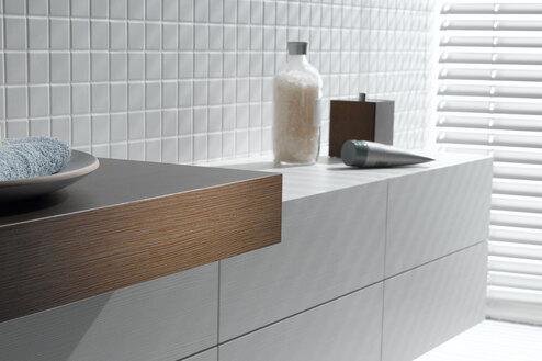 Detailaufnahme eines weißen Waschtischunterschrankes mit dunkler Waschtischplatte