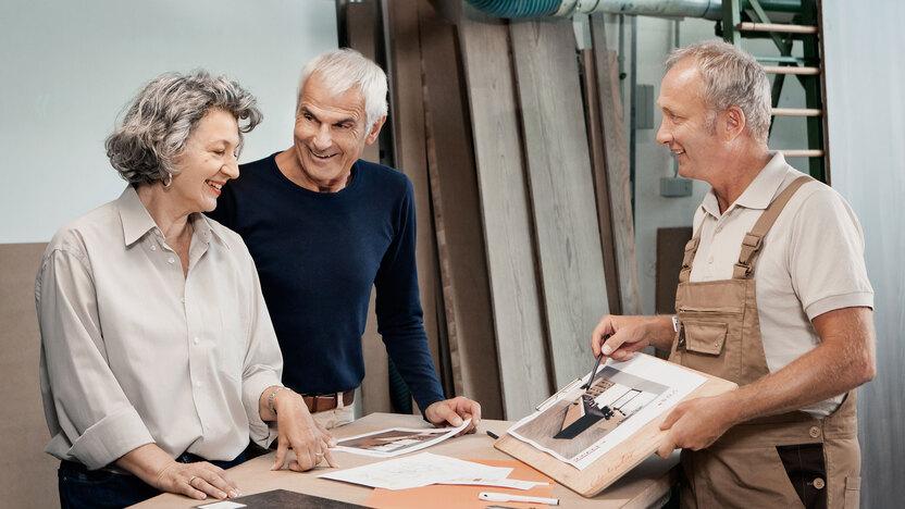 Präsentation von Oberflächen durch Tischler anhand eines Boards