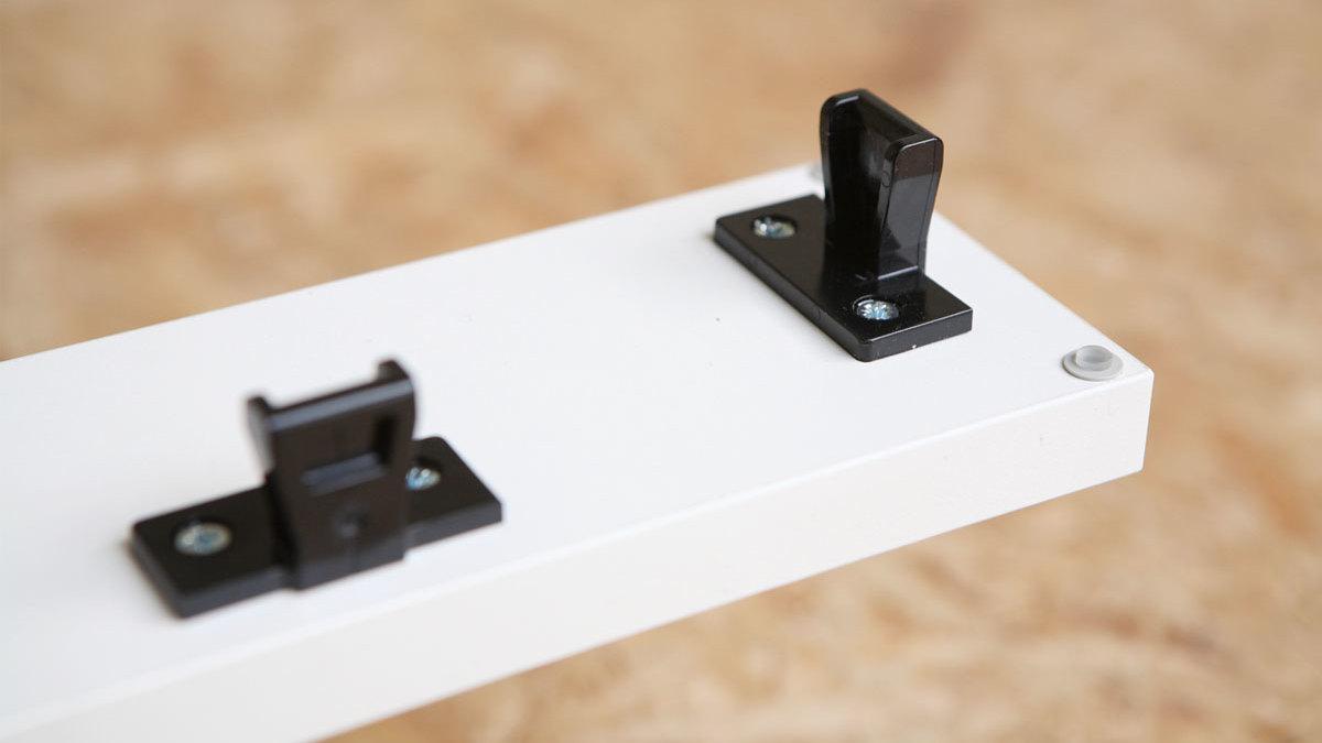 Detailaufnahme einer Sockelblende Detailaufnahme einer einhängbaren Sockelblende