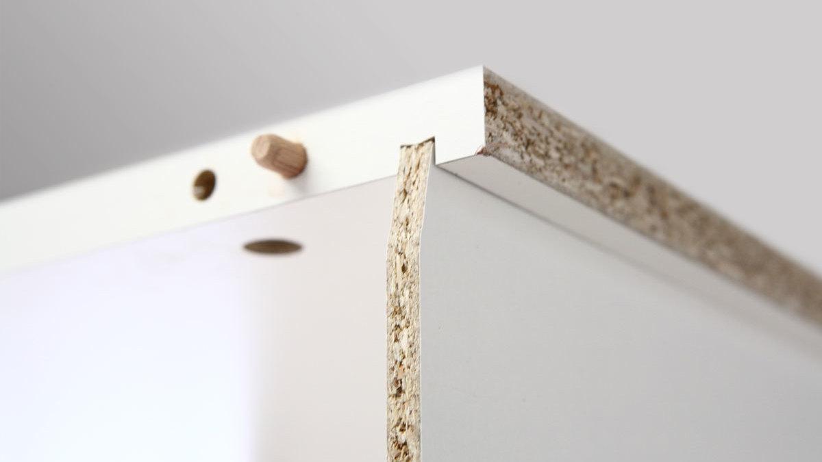 Detailaufnahme einer eingeschobenen Schrankrückwand von der Seite Detailaufnahme einer eingeschobenen Schrankrückwand von der Seite