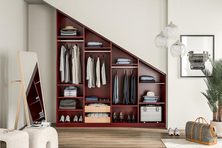 Maßgeschneiderter roter Kleiderschrank in einer modernen Dachgeschosswohnung Maßangefertigter Kleiderschrank in kräftigem Rot passt sich perfekt der Dachschräge an und präsentiert eine stilvolle Aufbewahrung.
