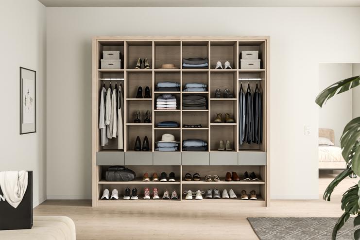 Maßgefertigter Kleiderschrank mit vielfältigen Fächern und Schuhregalen Ein auf Maß gefertigter, strukturierter Kleiderschrank, der Kleidung und Schuhe übersichtlich präsentiert, mit Holzakzenten.