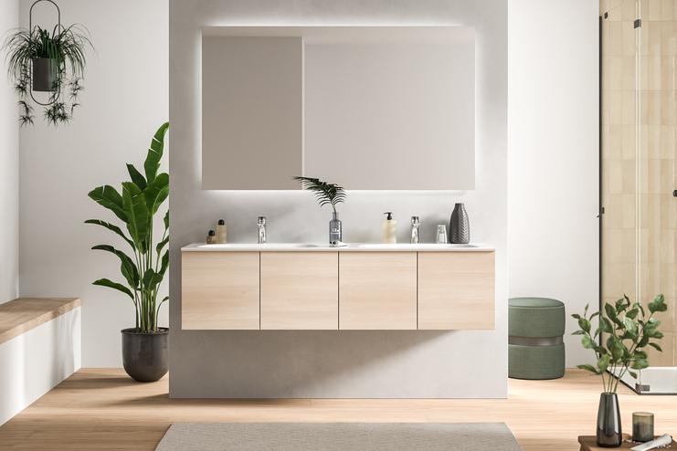 Modernes Bad nach Maß mit natürlichem Holzdesign Ein schickes Bad nach Maß mit einem hellen Holzwaschtisch, Doppelwaschbecken und einer großen Spiegelfläche, umgeben von grüner Zimmerpflanze.